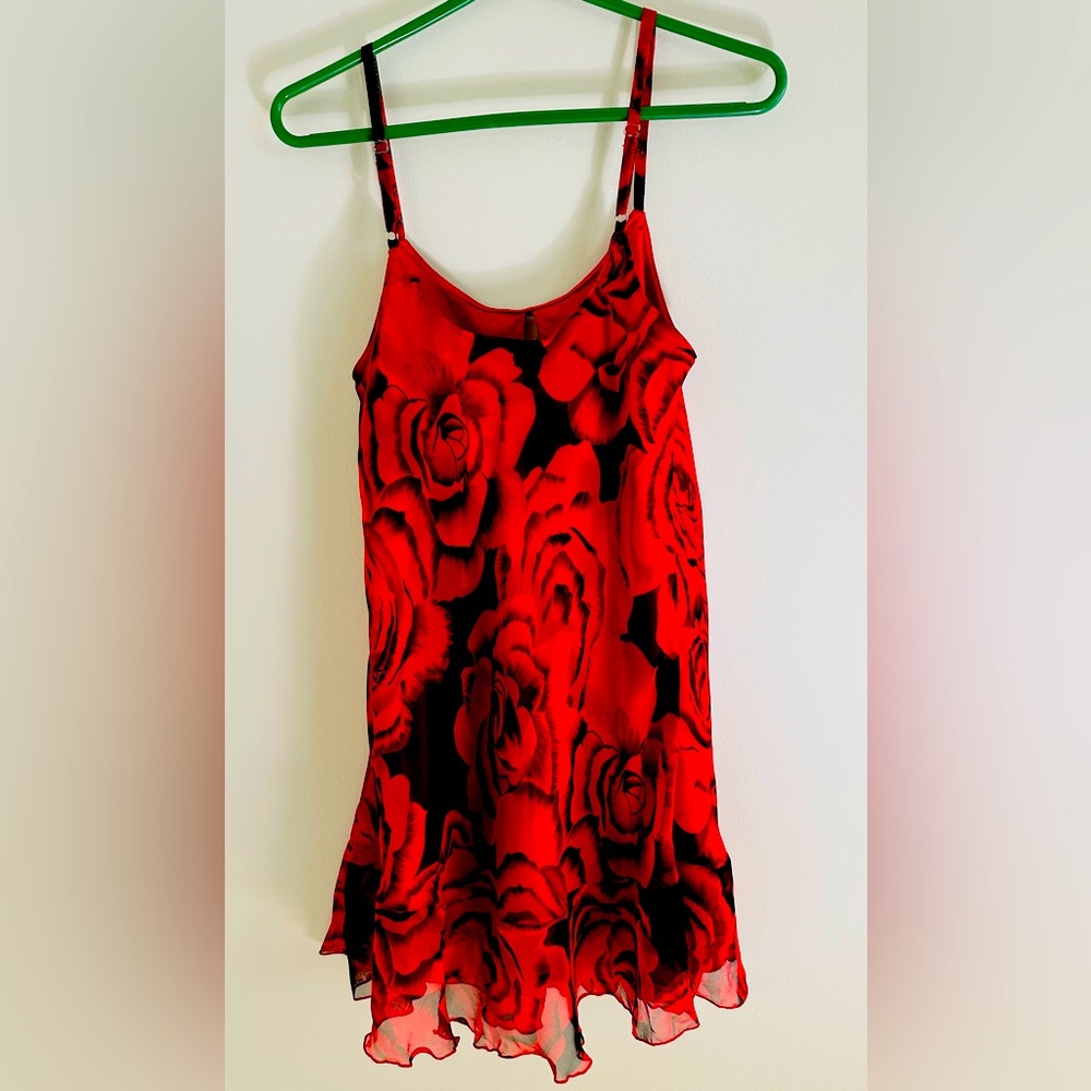 Lord & Taylor red and black rose pattern night gown size M